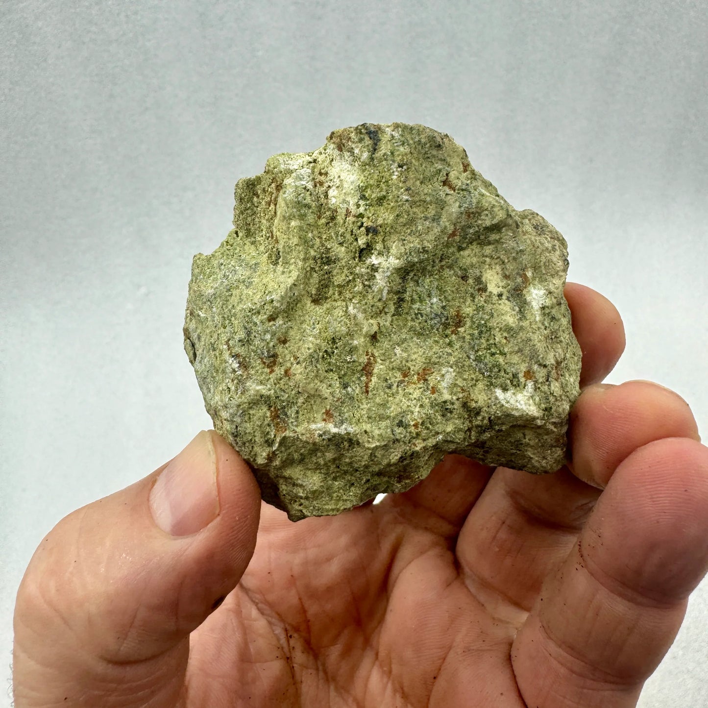 Grupo granate verde demantoide en matriz - MUNAY MINERALES MALLORCA