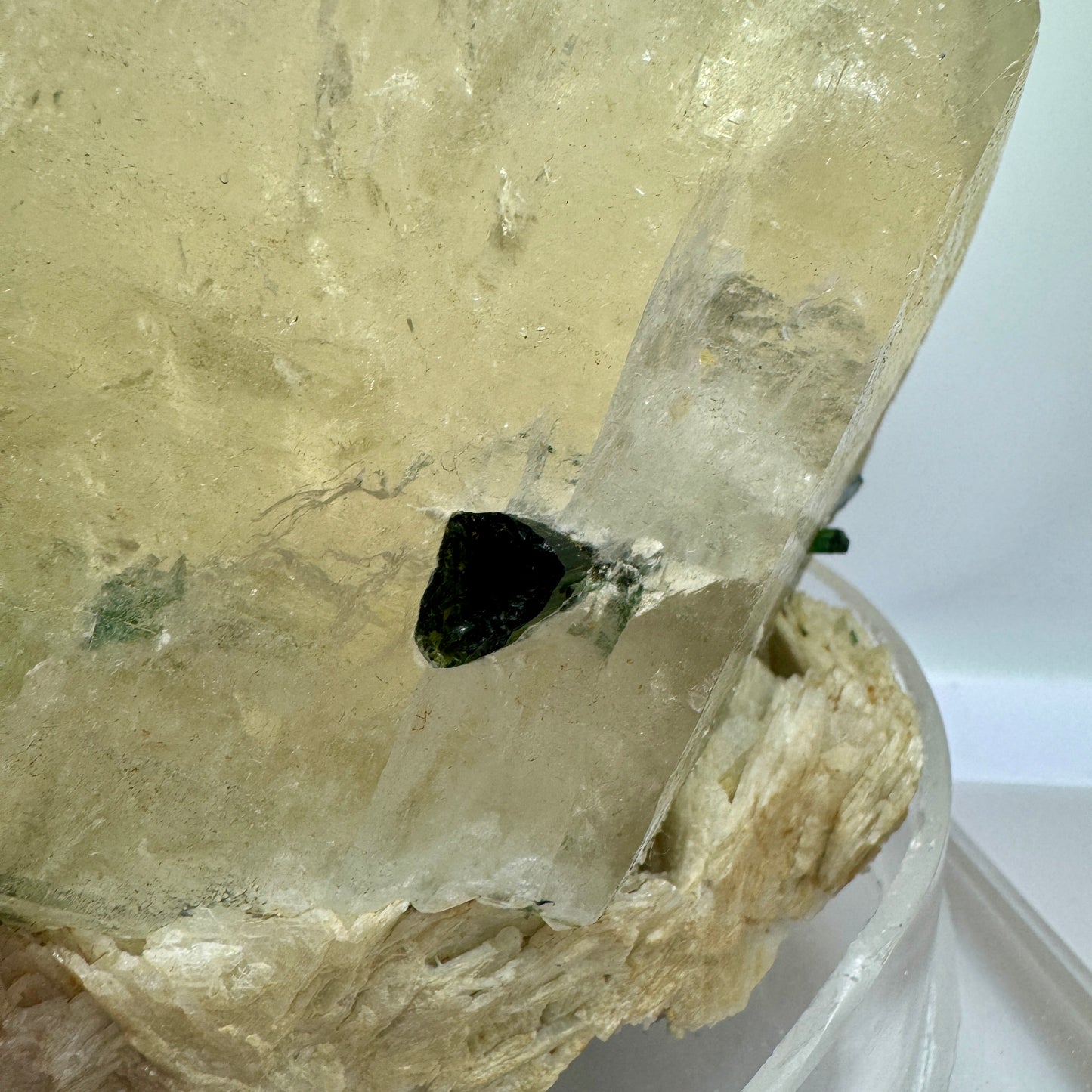 Quartz 8.9 kg with green tourmalines and mica