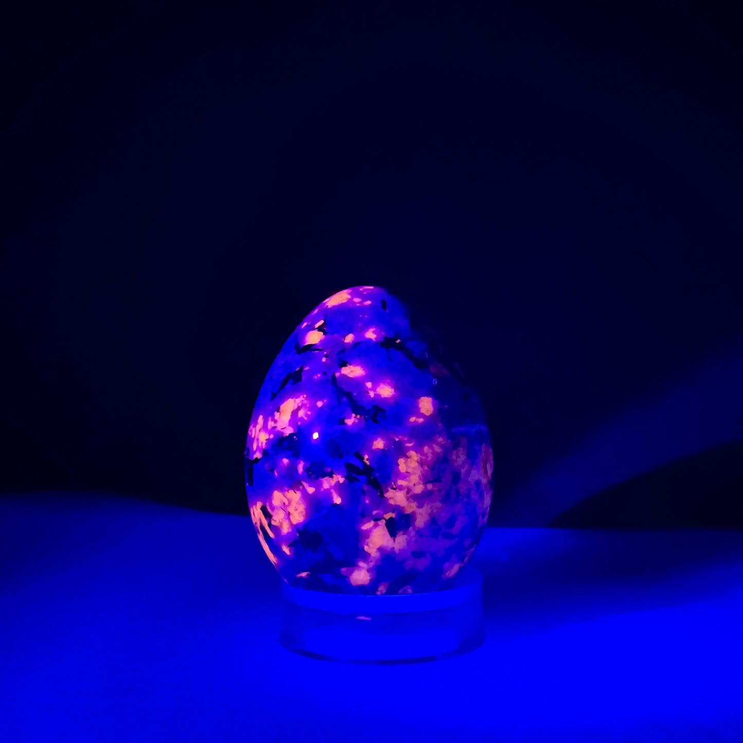 Sodalita Yooperlita huevo fluorescente - MUNAY MINERALES MALLORCA