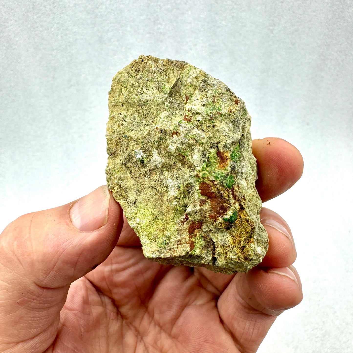 Grupo granate verde demantoide en matriz - MUNAY MINERALES MALLORCA