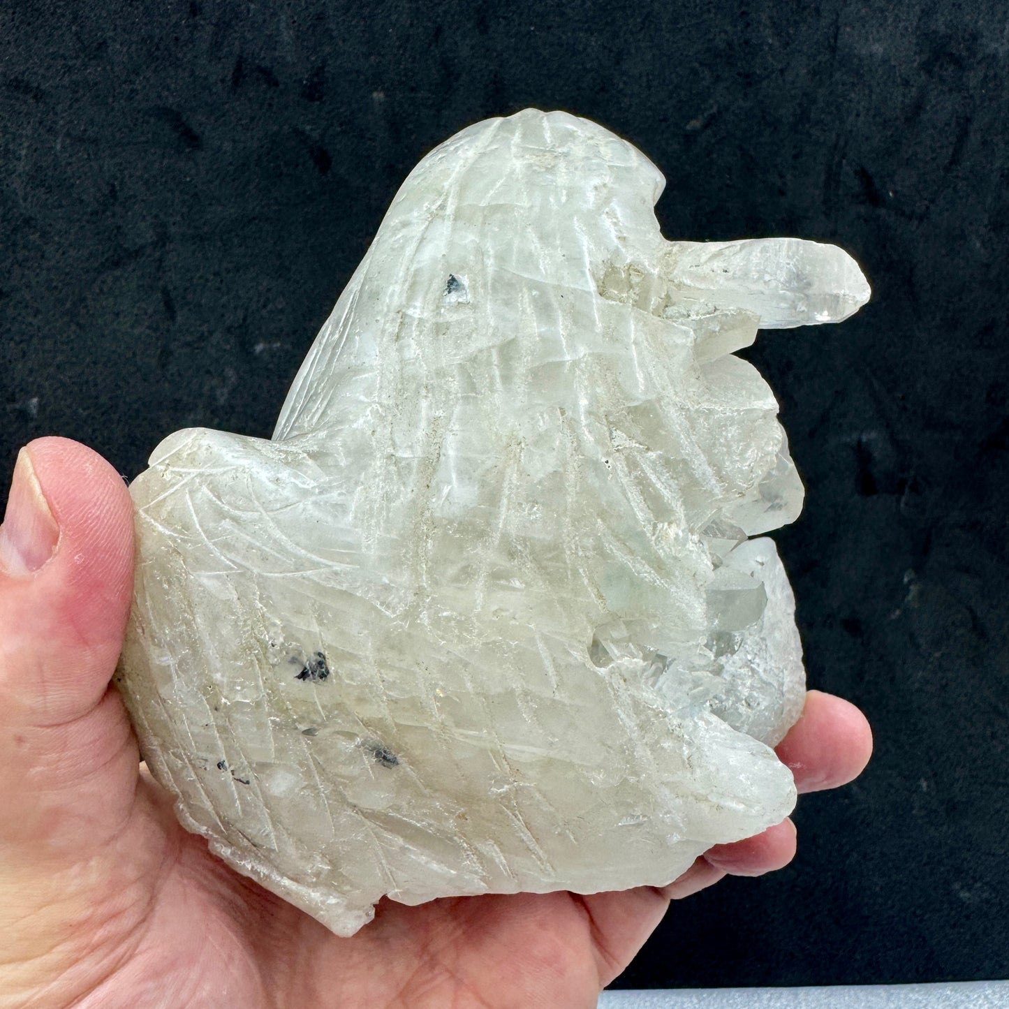 Águila tallada en cuarzo con fluorita Perú