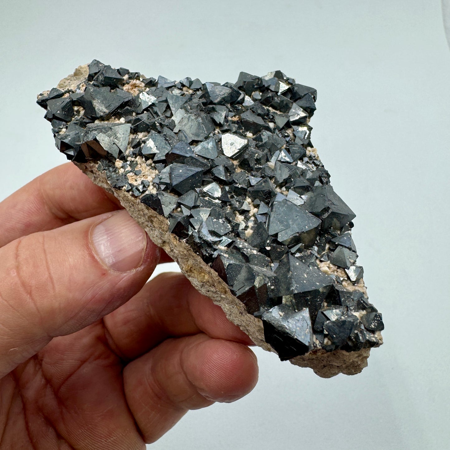 Magnetita grupo en matriz - Munay Minerales Mallorca