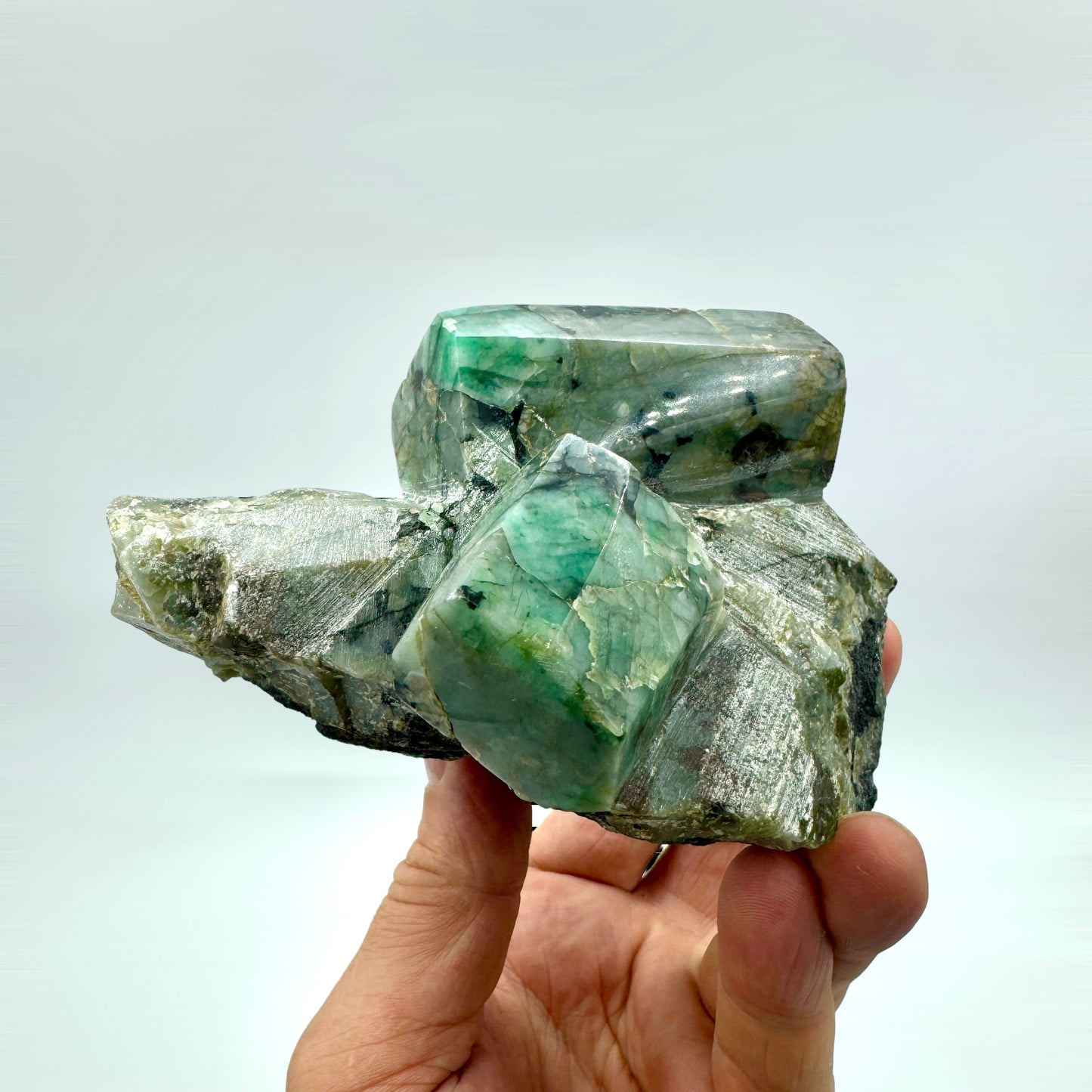 Emerald group on matrix 869 gr.