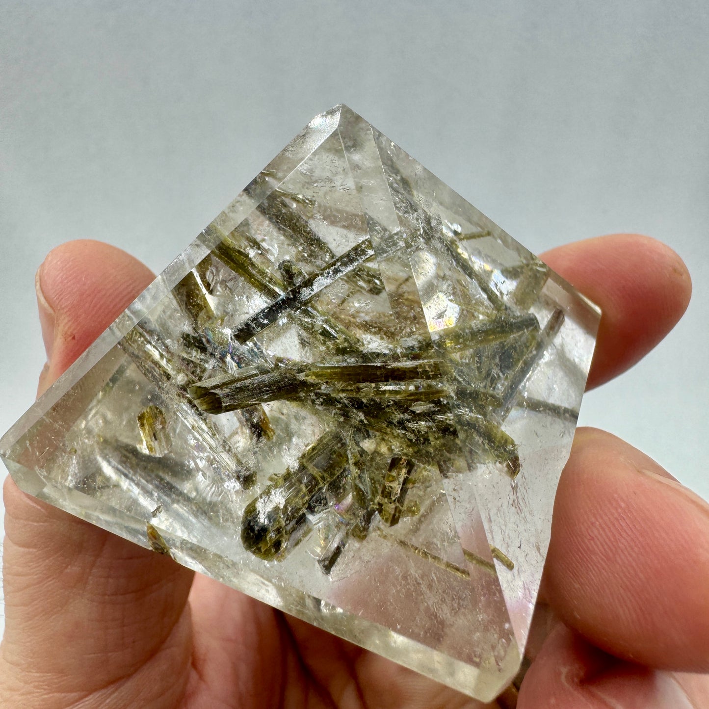 Pirámide de cuarzo con turmalinas verdes