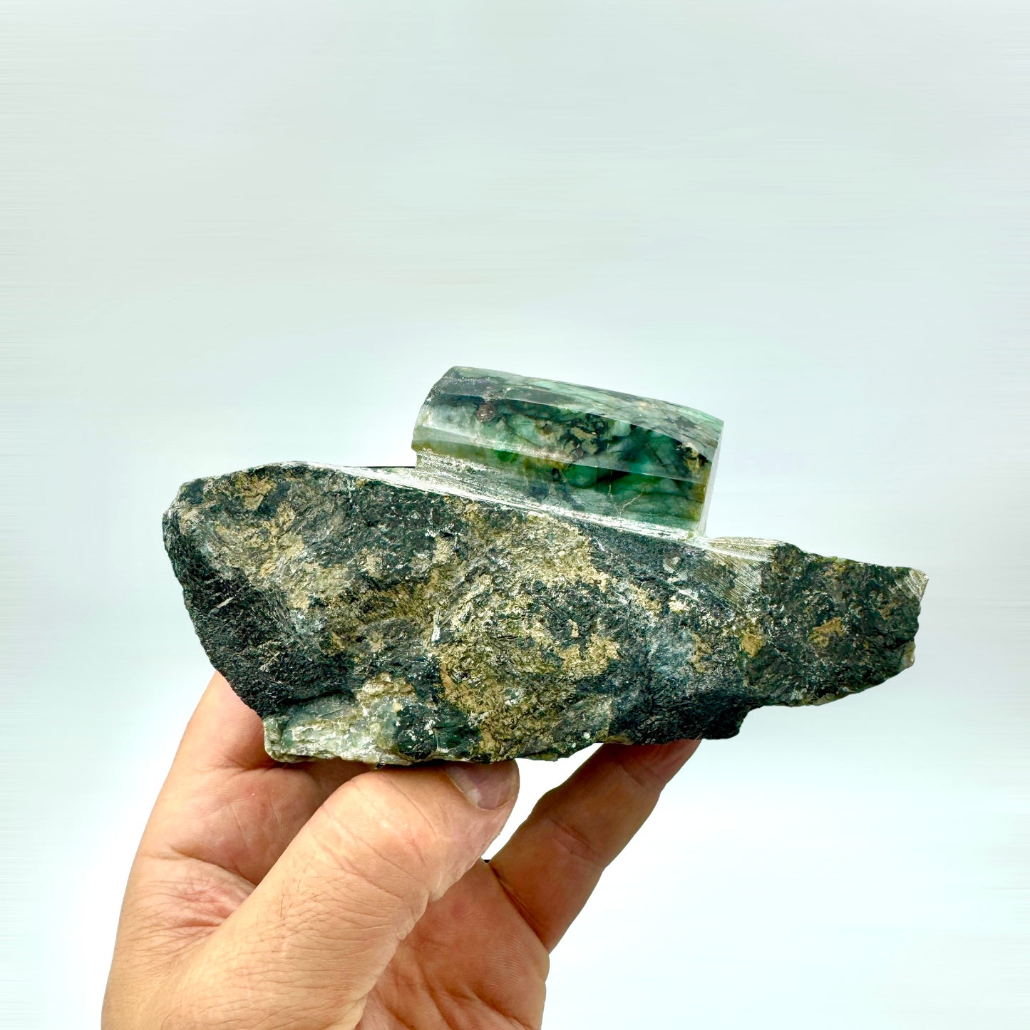 Emerald group on matrix 869 gr.