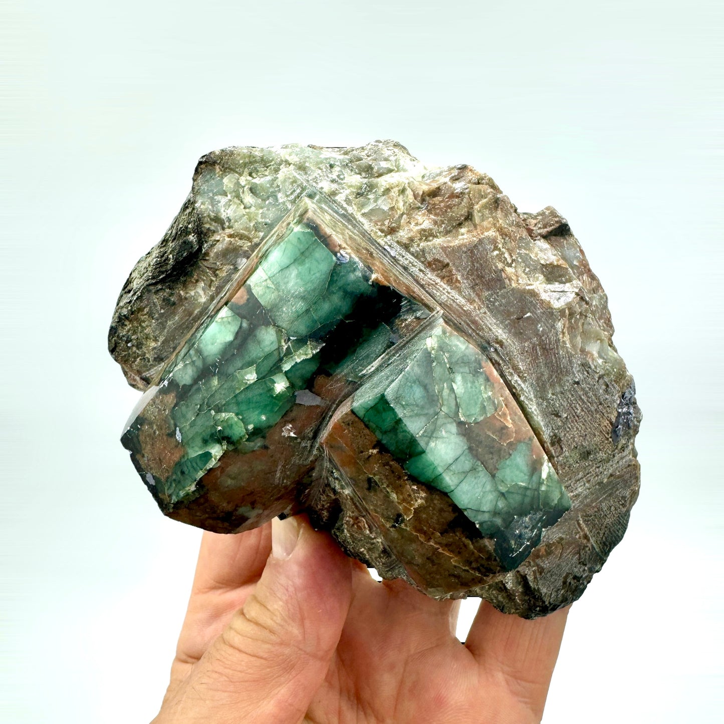 Emerald group on matrix 725 gr.