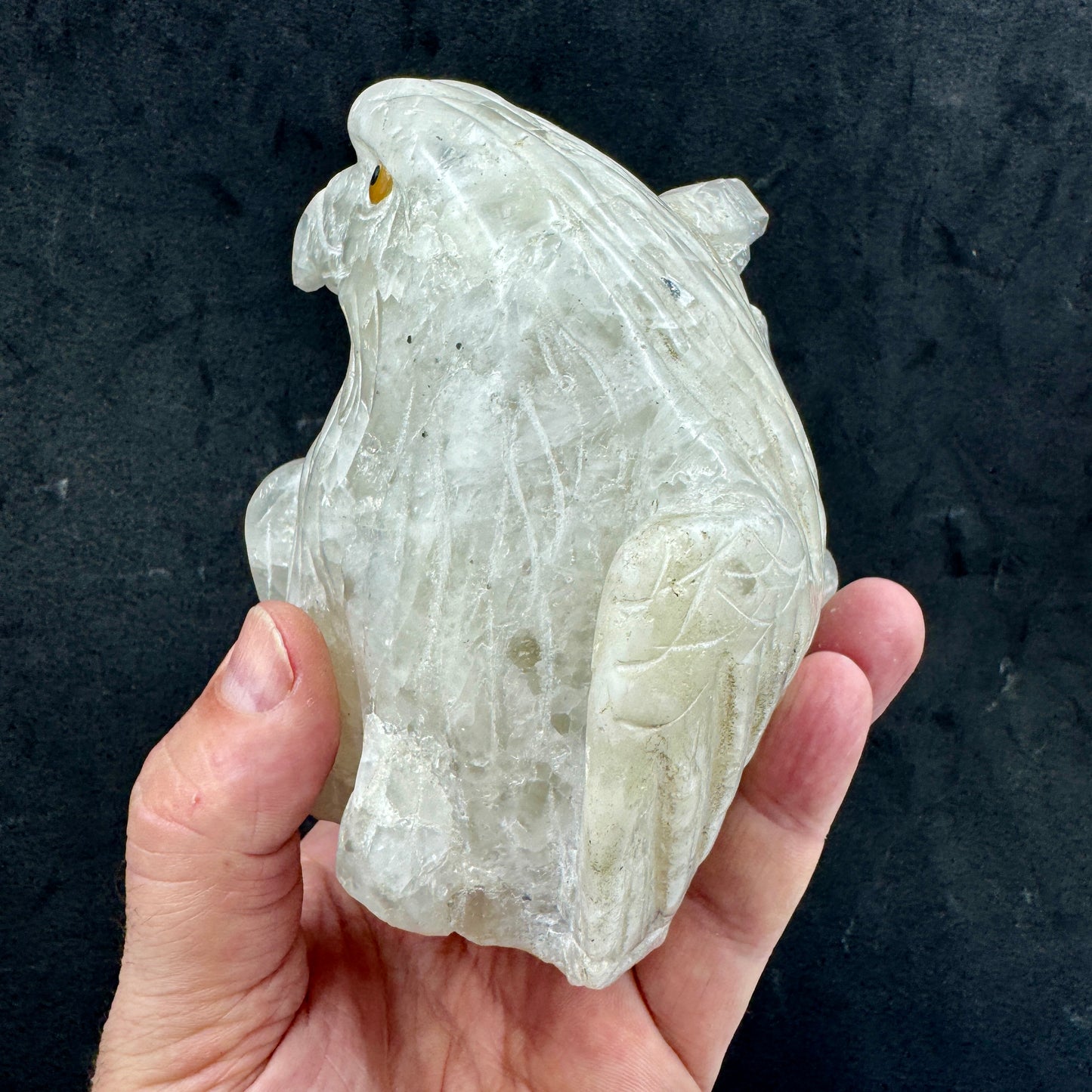 Águila tallada en cuarzo con fluorita Perú