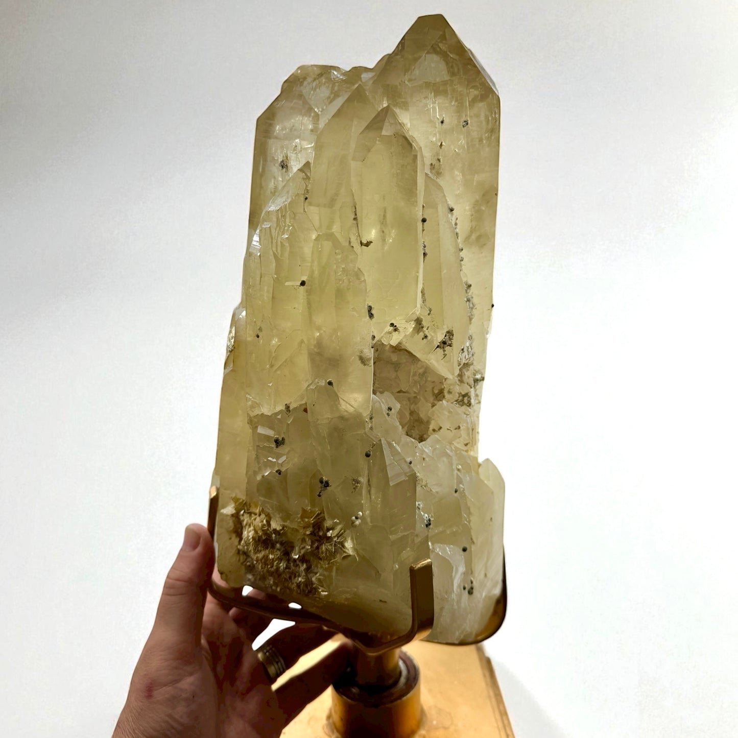 Citrino catedral natural Record keeper con hematitas y mica 13,1 kg.