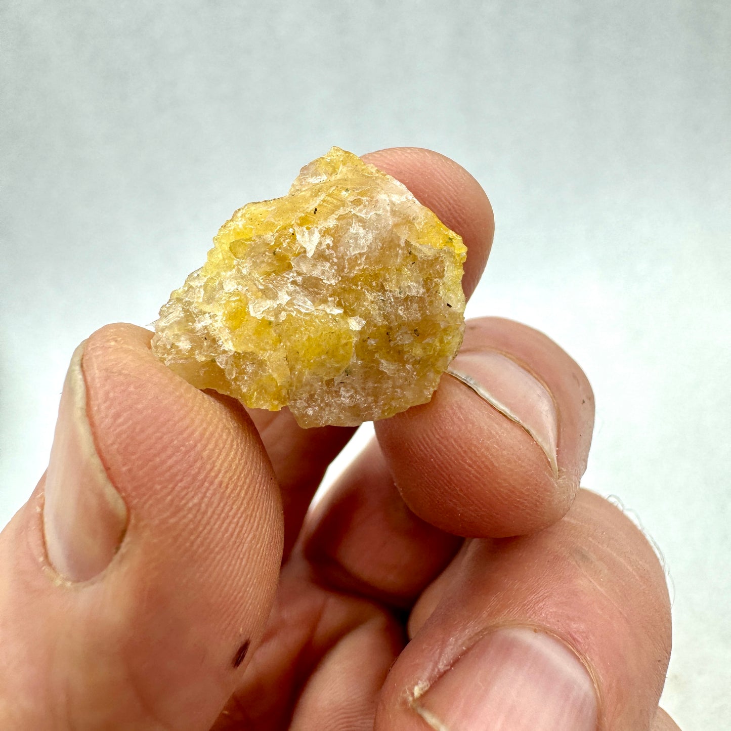 Cancrinita fluorescente de Canadá