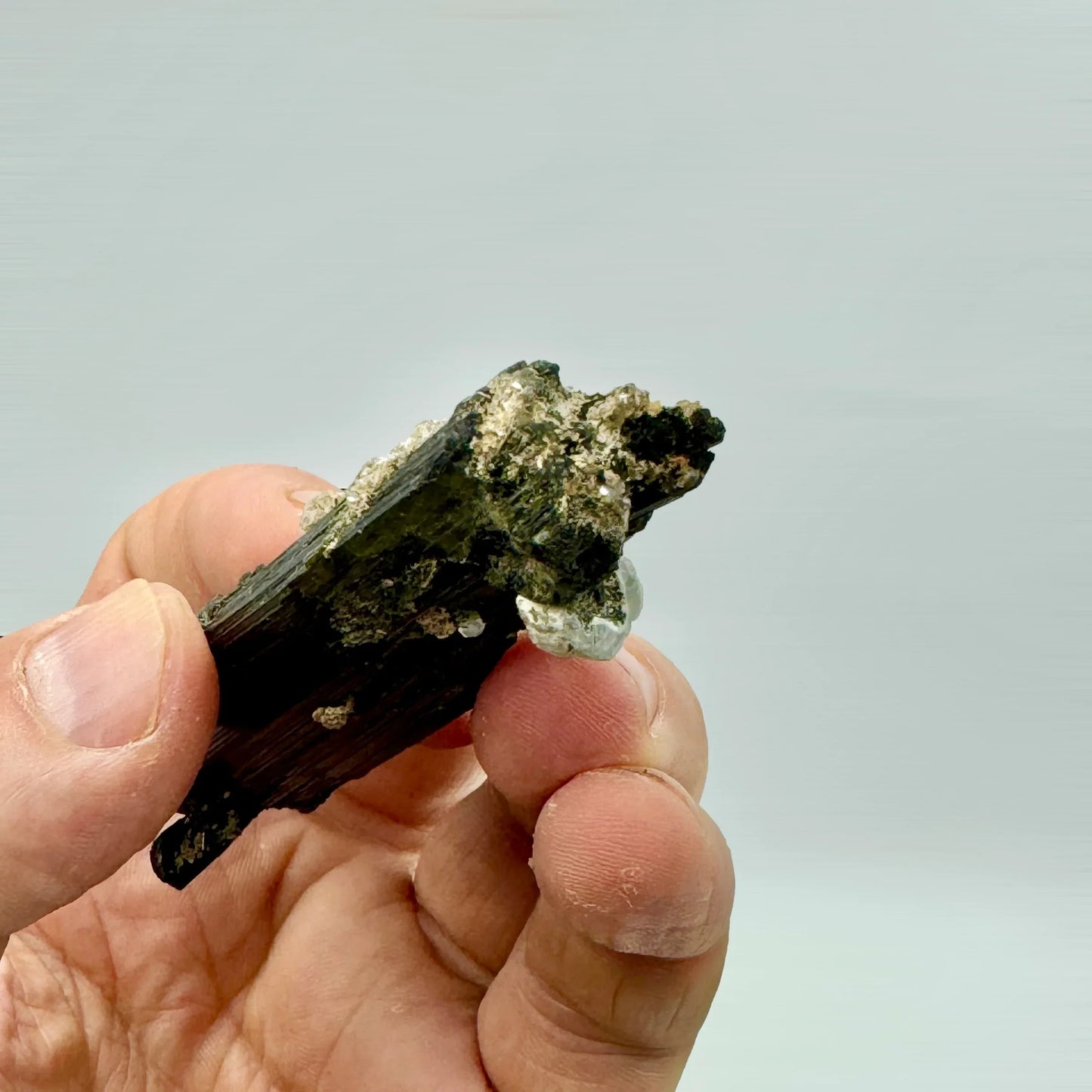 Turmalina verde con mica Munay Minerales Mallorca - MUNAY MINERALES MALLORCA