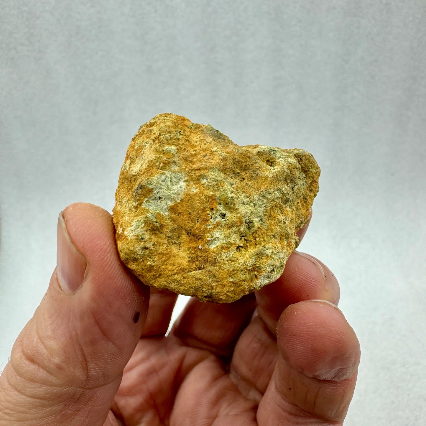 Grupo granate verde demantoide en matriz - MUNAY MINERALES MALLORCA