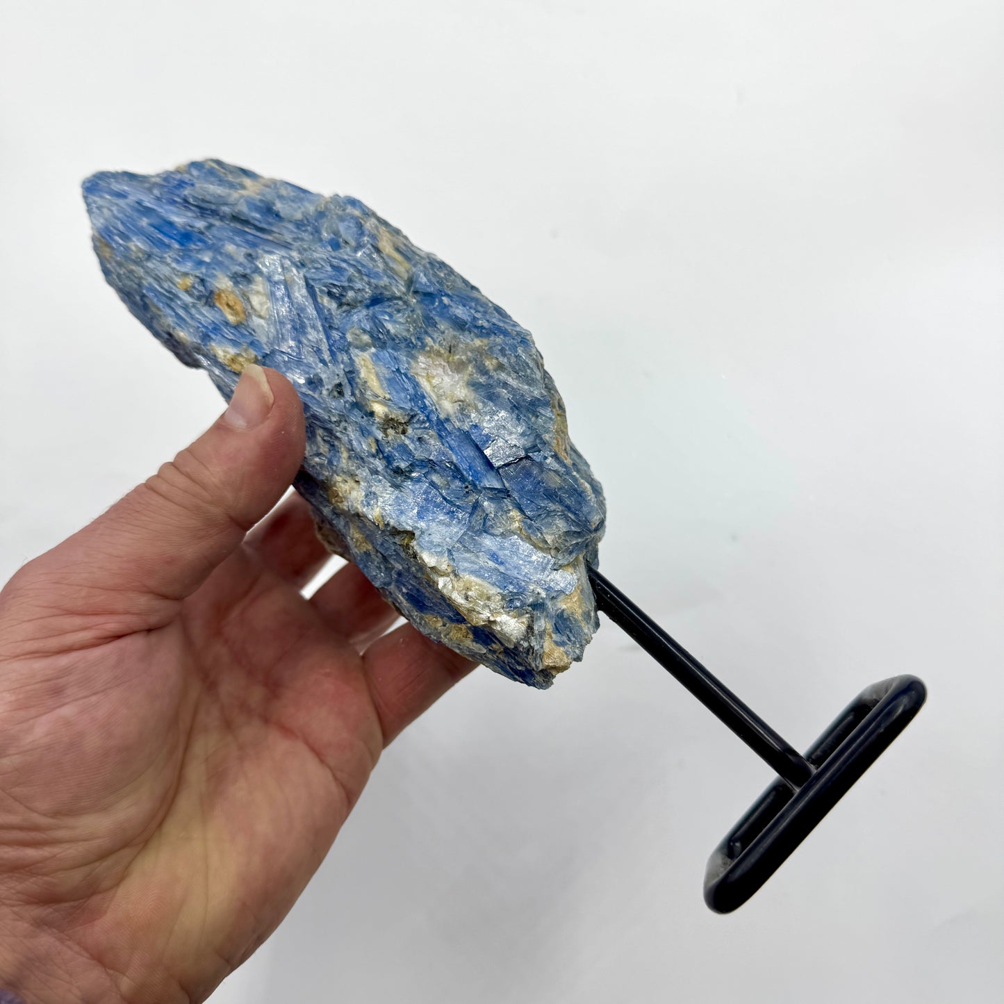 Cianita en base metálica 1 kg. Munay Minerales Mallorca