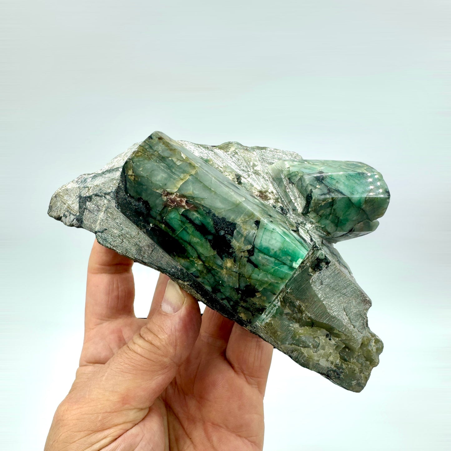Emerald group on matrix 869 gr.