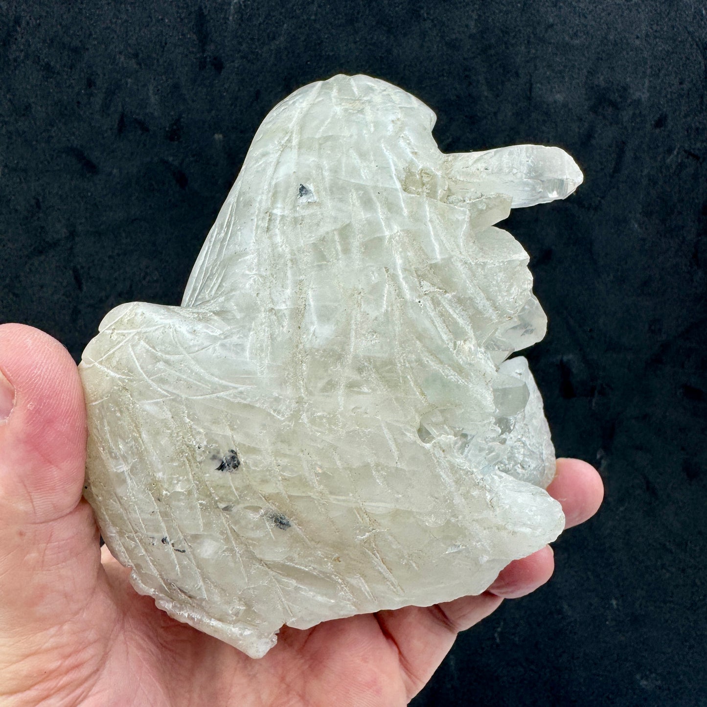 Águila tallada en cuarzo con fluorita Perú