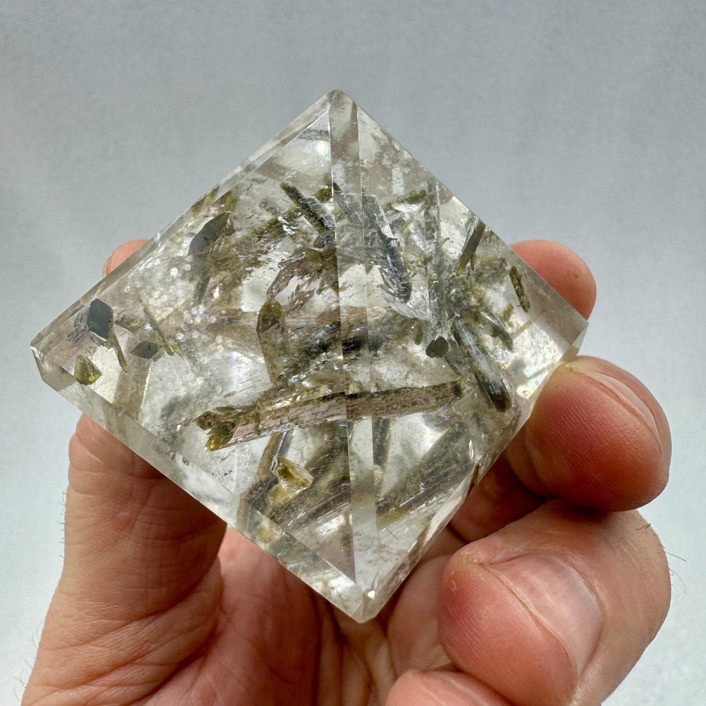 Pirámide de cuarzo con turmalinas verdes