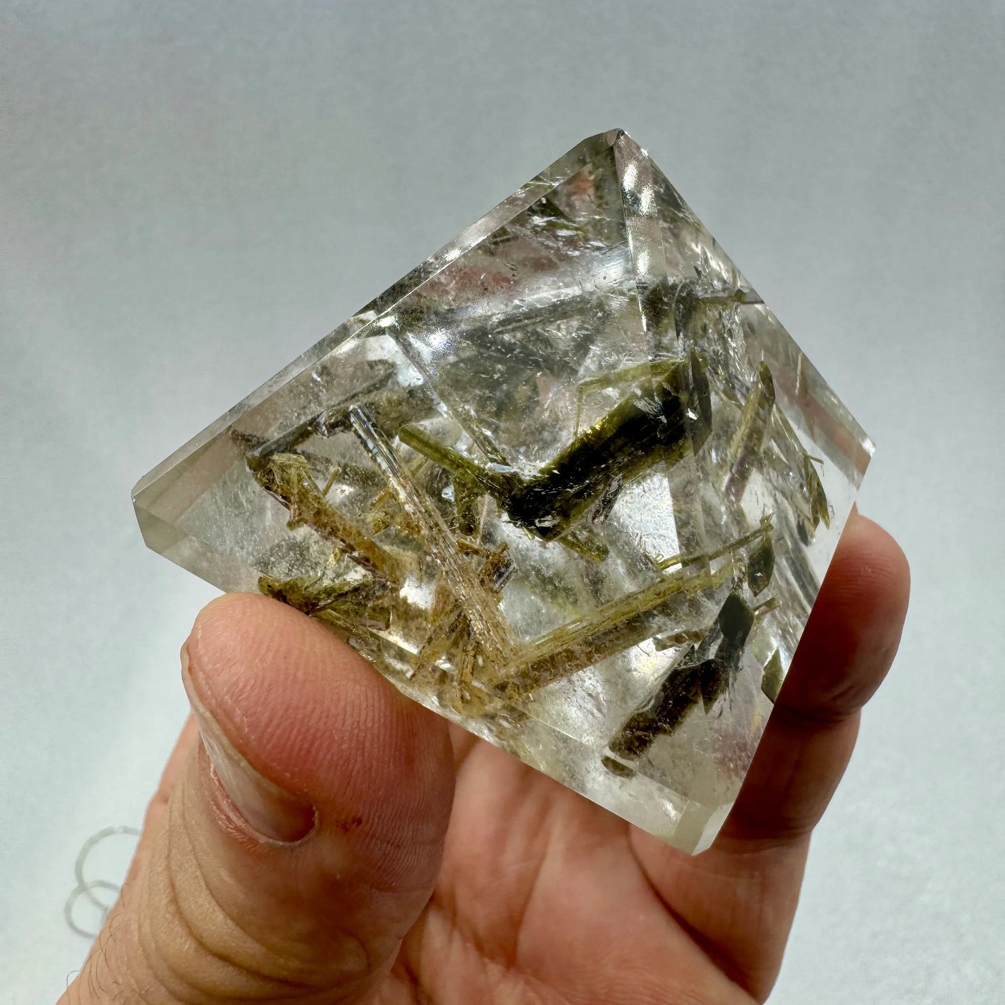 Pirámide de cuarzo con turmalinas verdes - MUNAY MINERALES MALLORCA