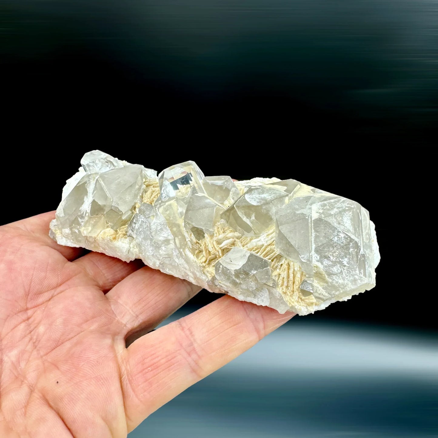 Topacio neutro grupo en matriz con topacios azules y cuarzos - MUNAY MINERALES MALLORCA