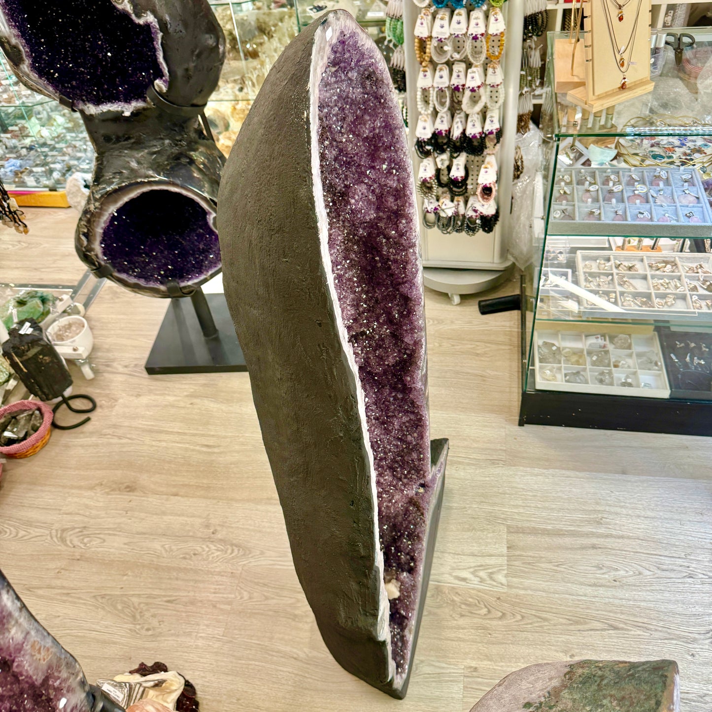 Amethyst geode 142 kg. (Consult price)