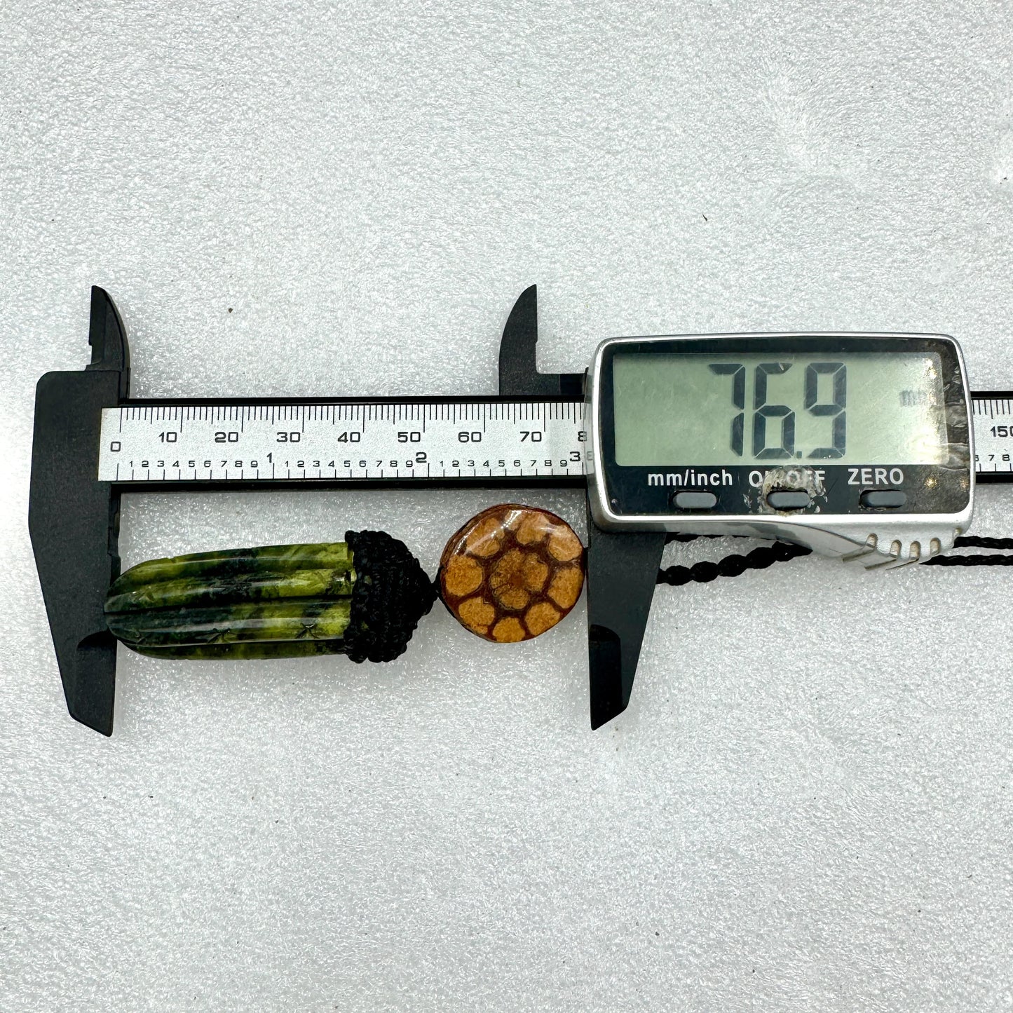 Colgante de serpentina forma cactus San Pedro - MUNAY MINERALES MALLORCA