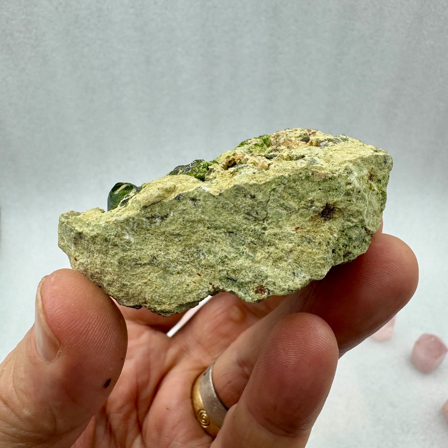 Grupo granate verde demantoide en matriz - MUNAY MINERALES MALLORCA