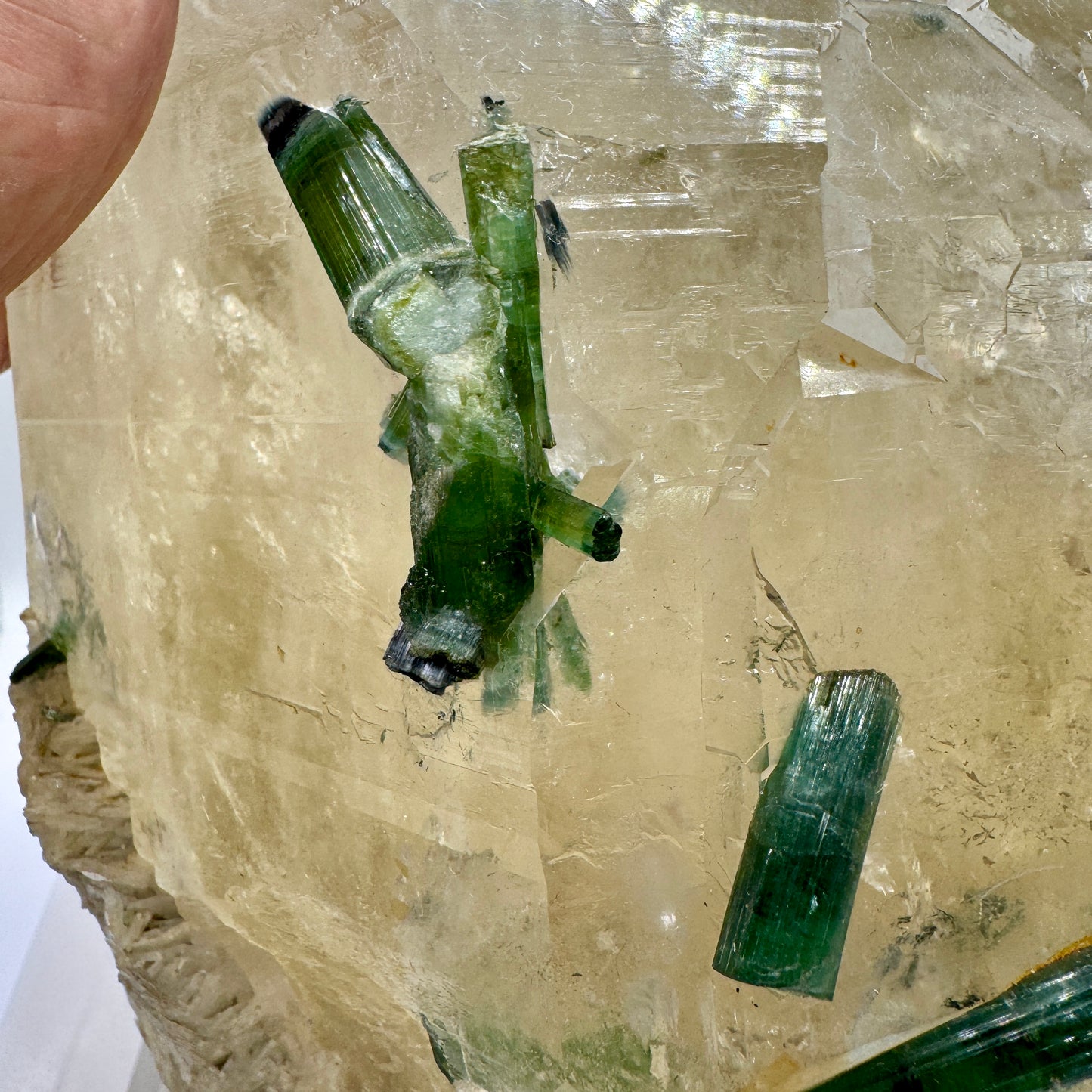 Quartz 8.9 kg with green tourmalines and mica