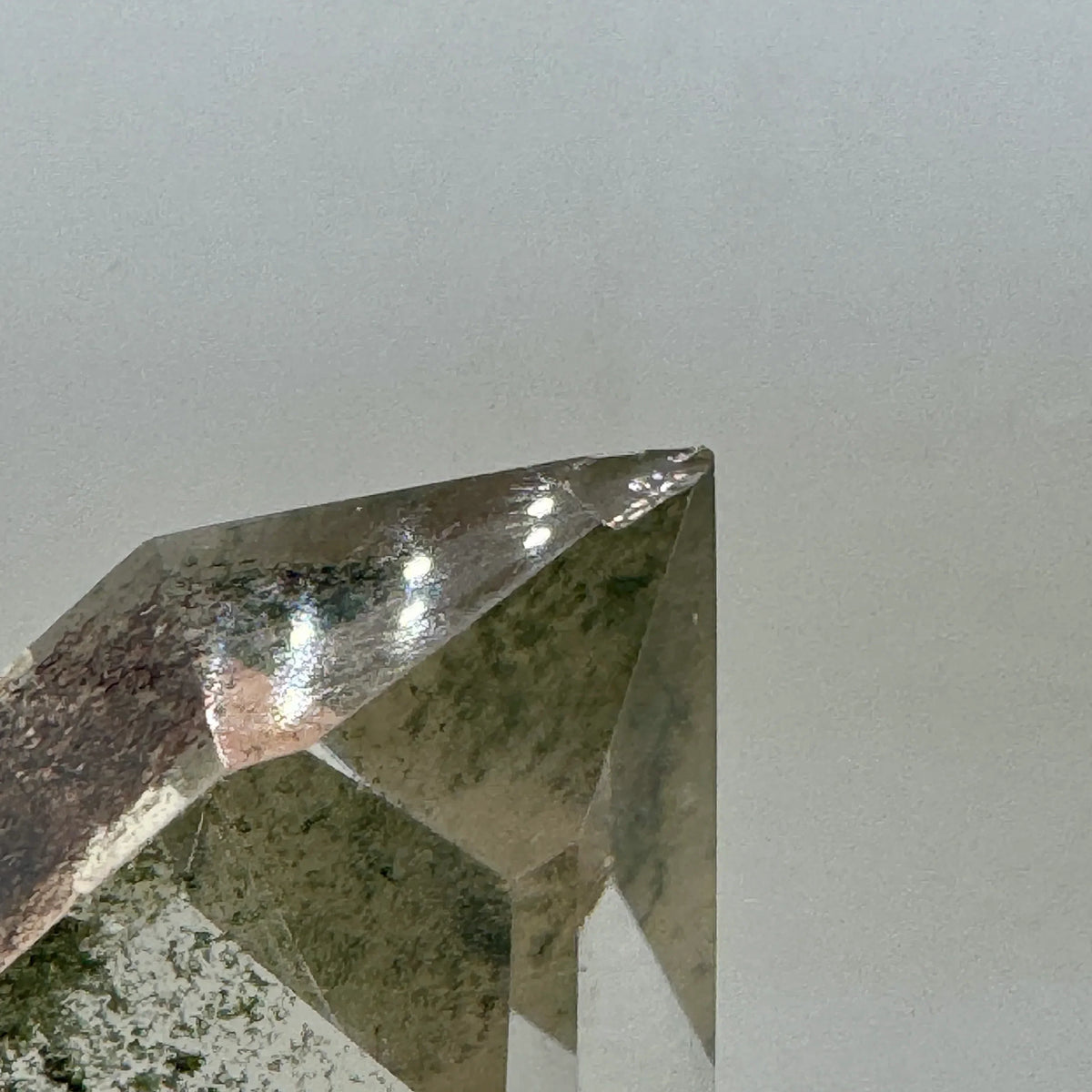 Cuarzo maestro fantasma con clorita - MUNAY MINERALES MALLORCA