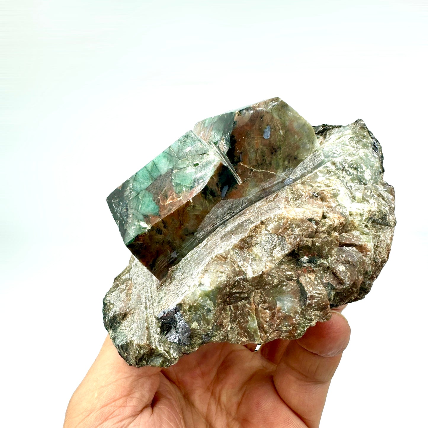 Emerald group on matrix 725 gr.