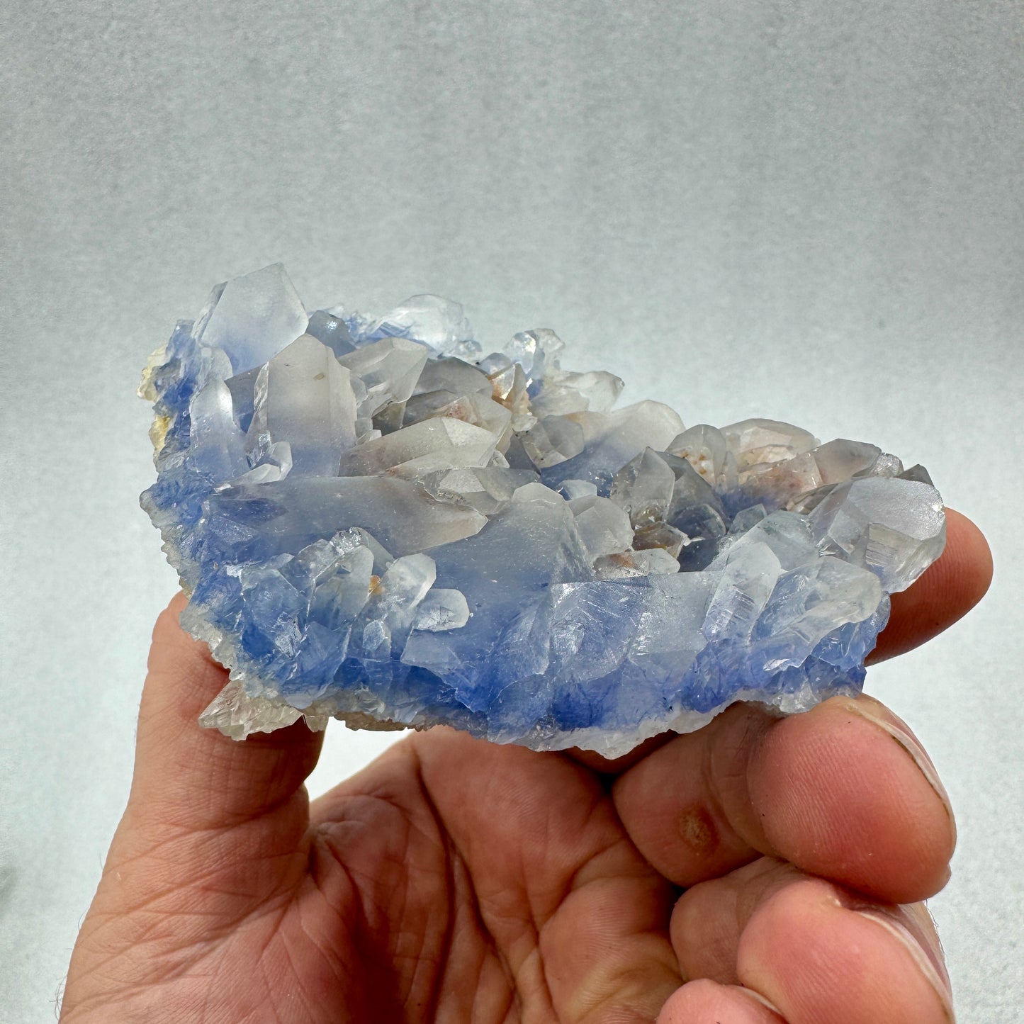 Dumortierita en grupo de cuarzo