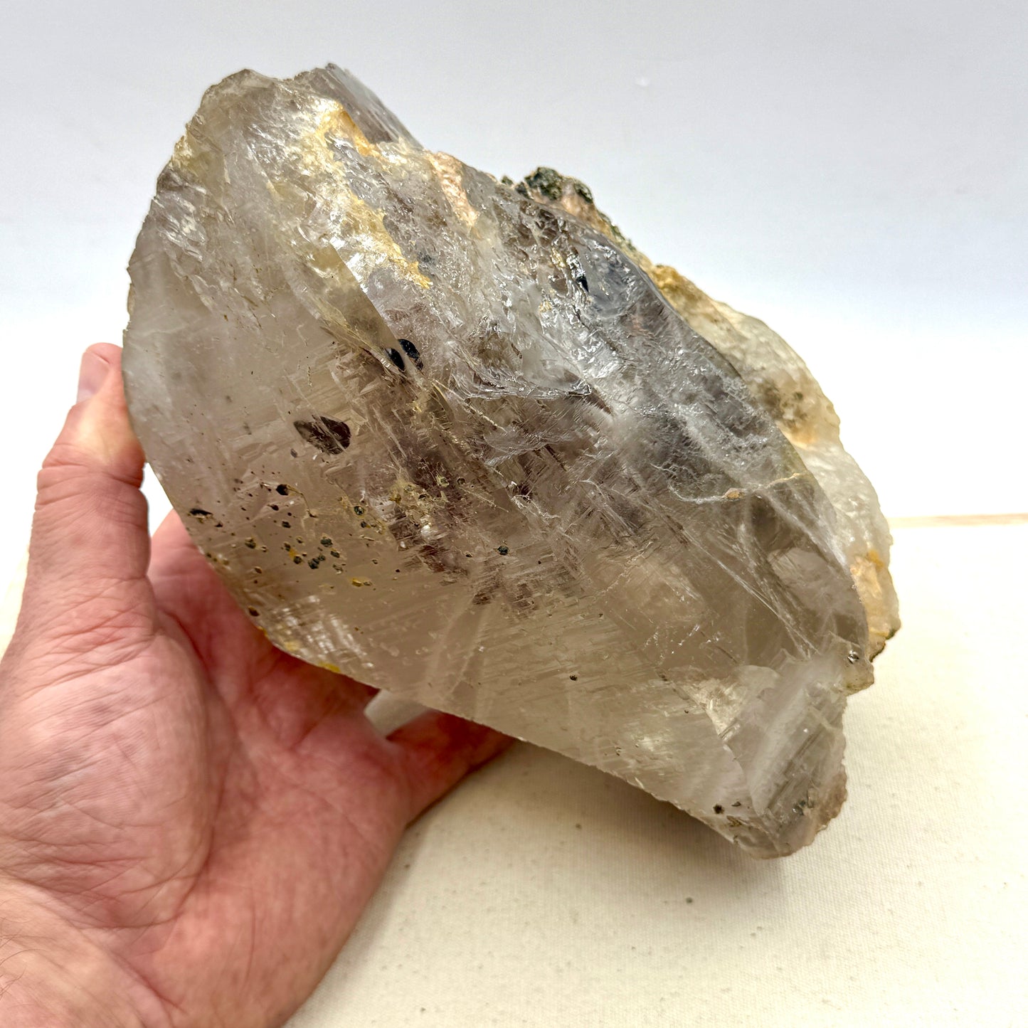 Cuarzo maestro arcoíris con biotita y hematita 3,7 kg.