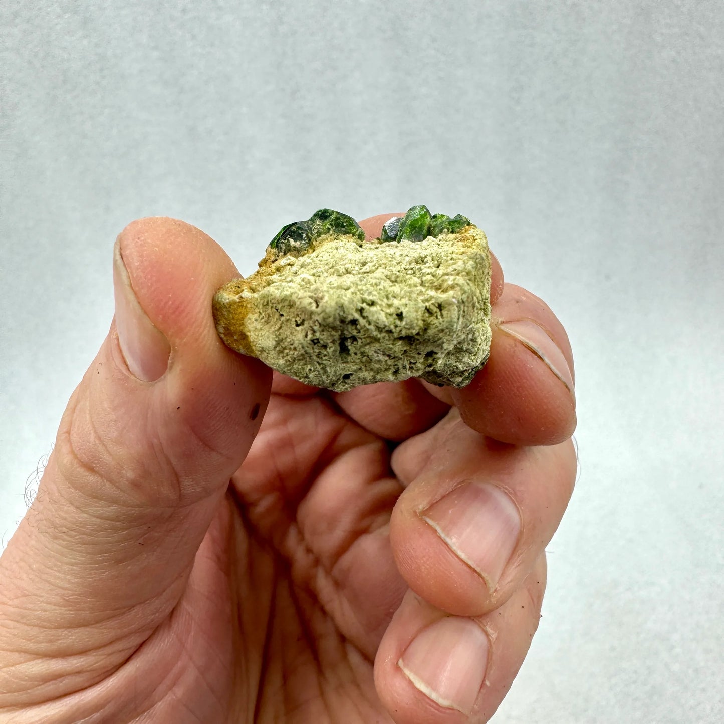 Grupo granate verde demantoide en matriz - MUNAY MINERALES MALLORCA