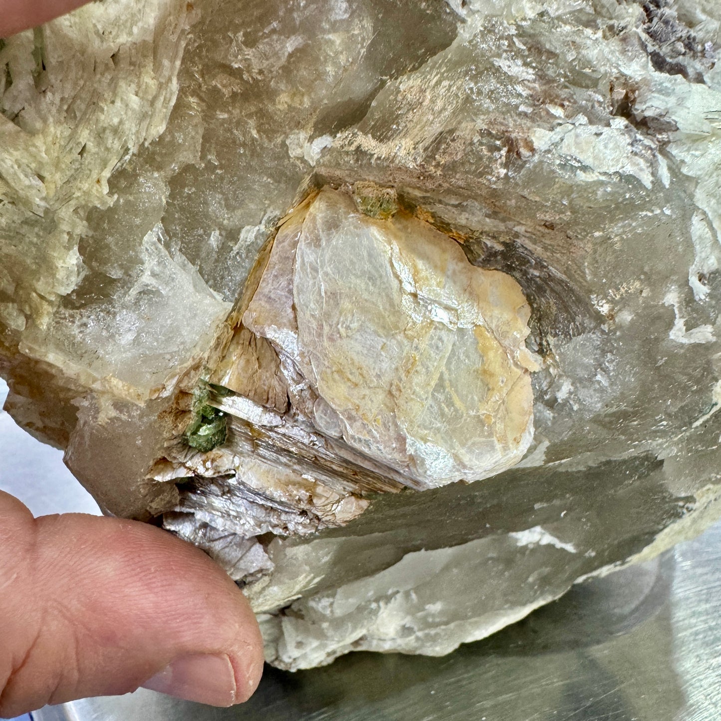Quartz 8.9 kg with green tourmalines and mica