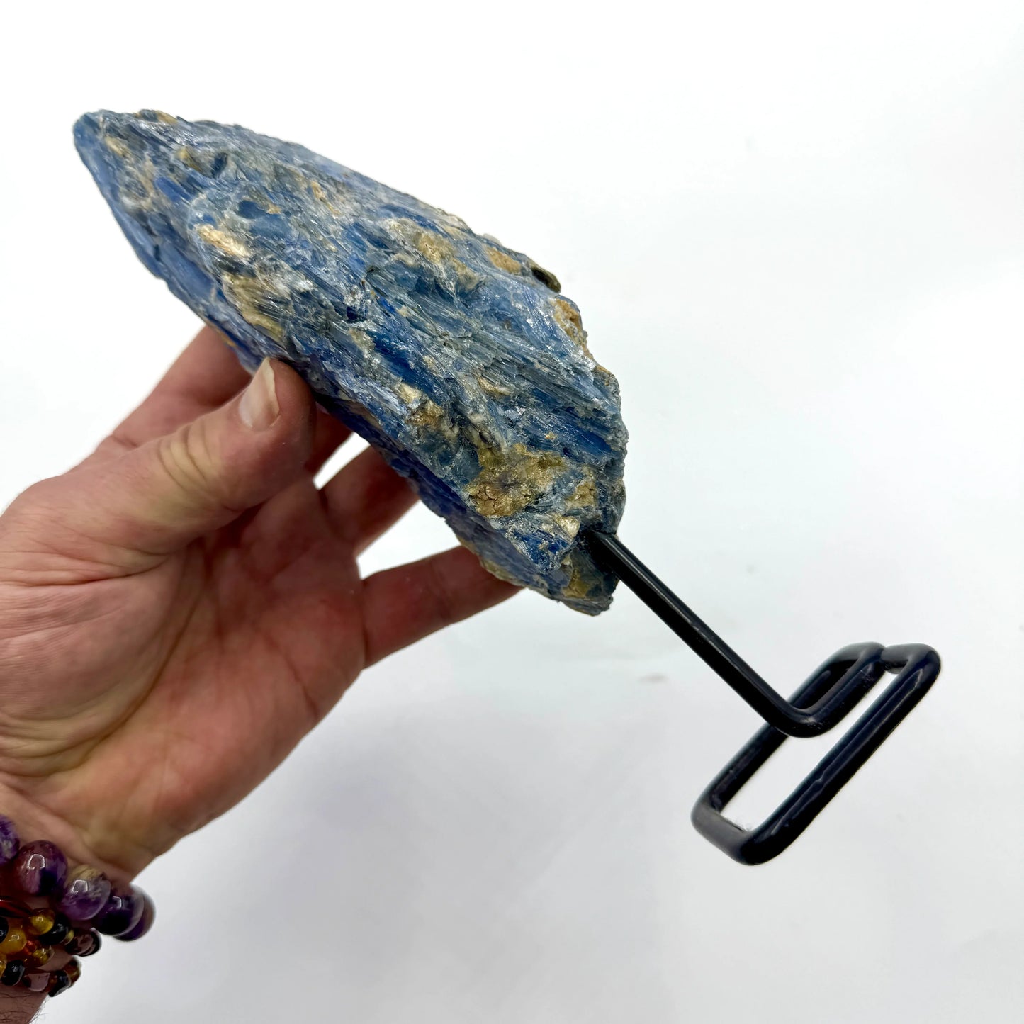 Cianita en base metálica 1 kg. Munay Minerales Mallorca - MUNAY MINERALES MALLORCA