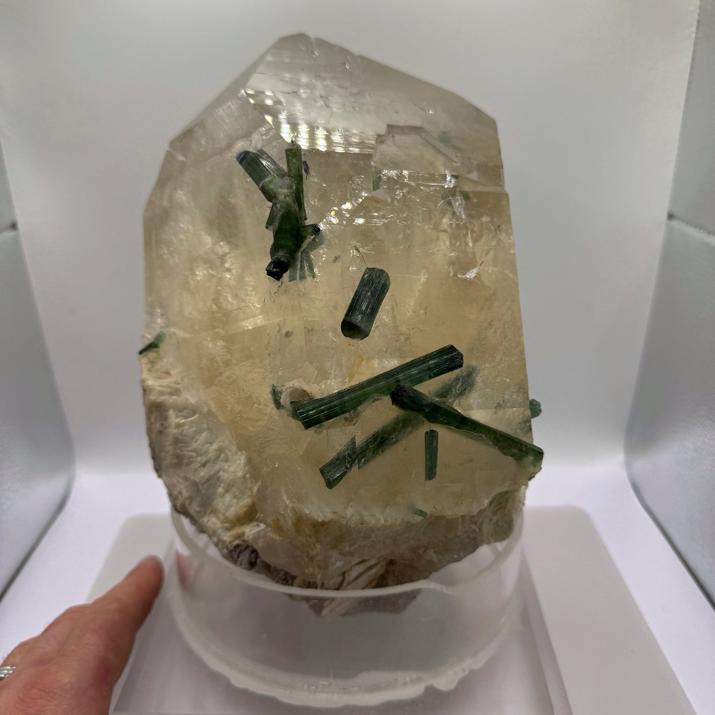Quartz 8.9 kg with green tourmalines and mica