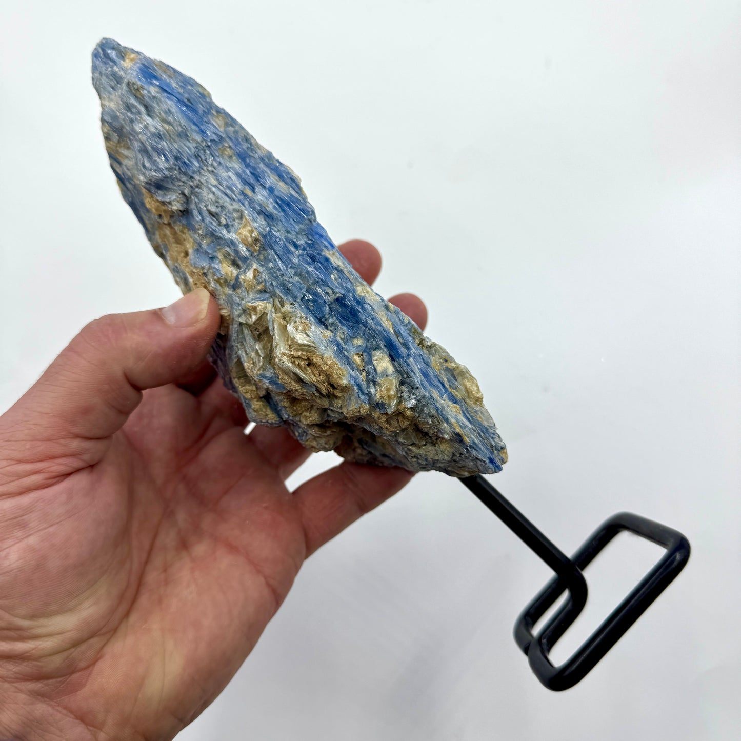 Cianita en base metálica 1 kg. Munay Minerales Mallorca