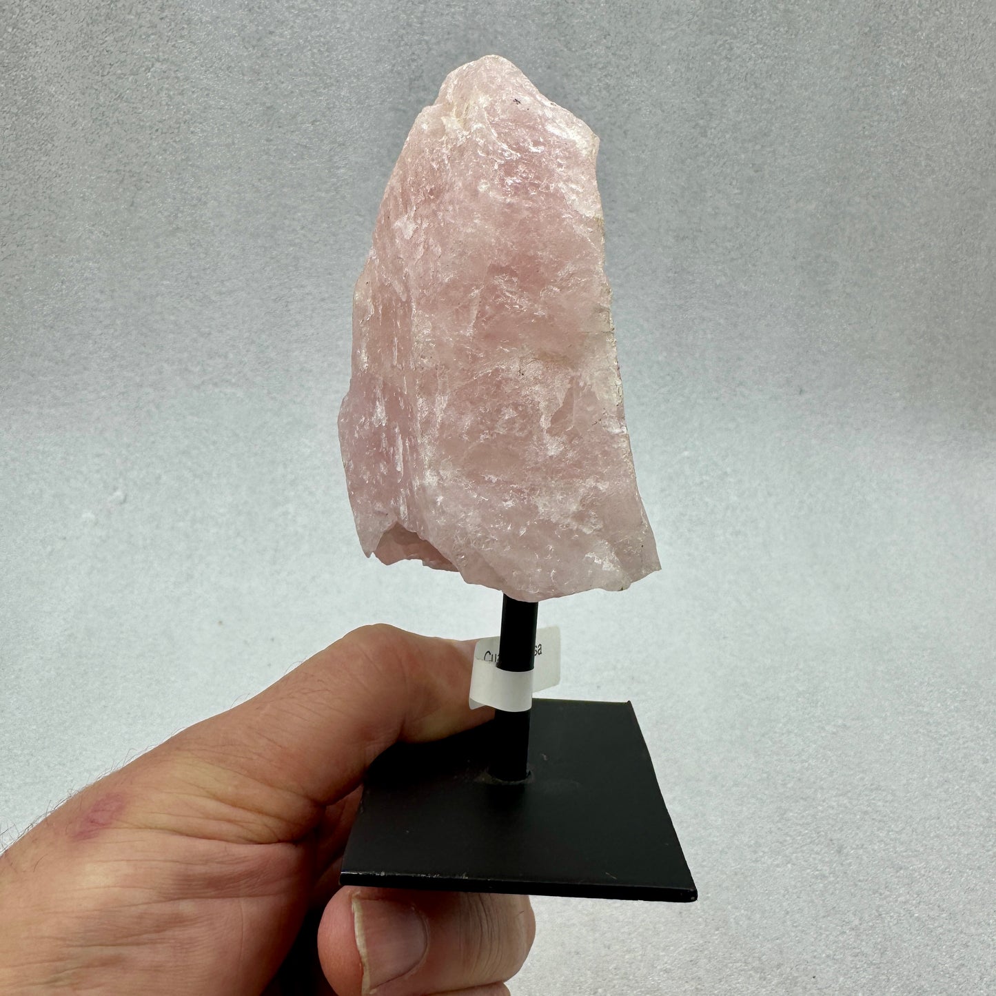 Cuarzo rosa en bruto con base metálica