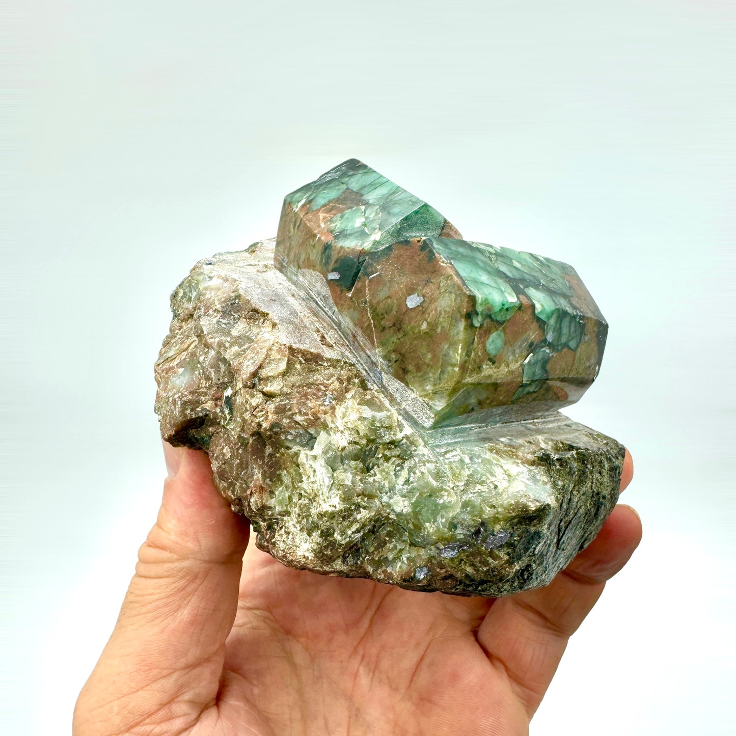 Emerald group on matrix 725 gr.