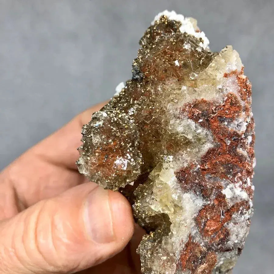 Calcita y marcasita sobre fluorita Asturias España - MUNAY MINERALES MALLORCA