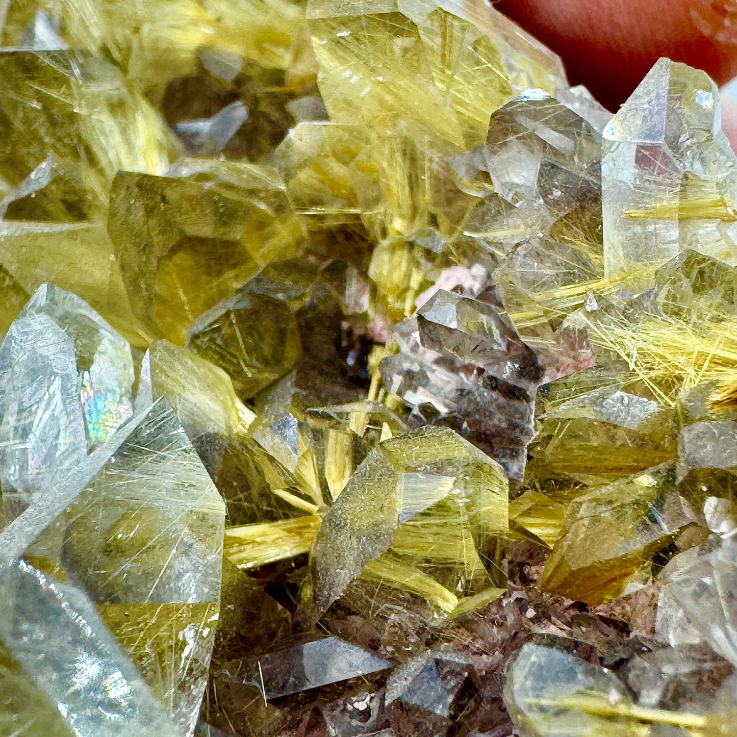 Cuarzo grupo con rutilo dorado y lepidolita - MUNAY MINERALES MALLORCA
