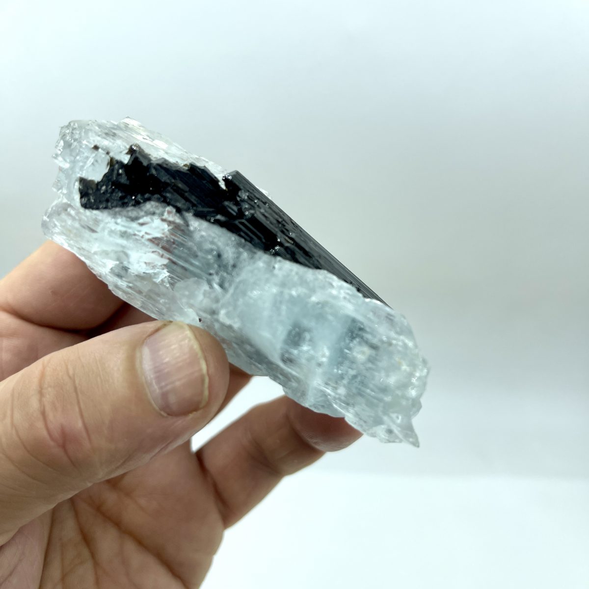 Aguamarina con turmalina negra