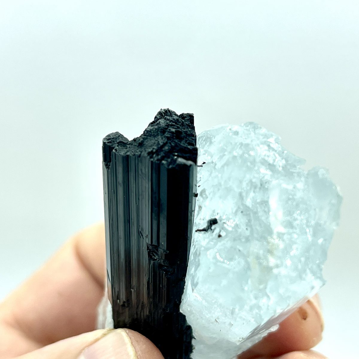 Aguamarina con turmalina negra