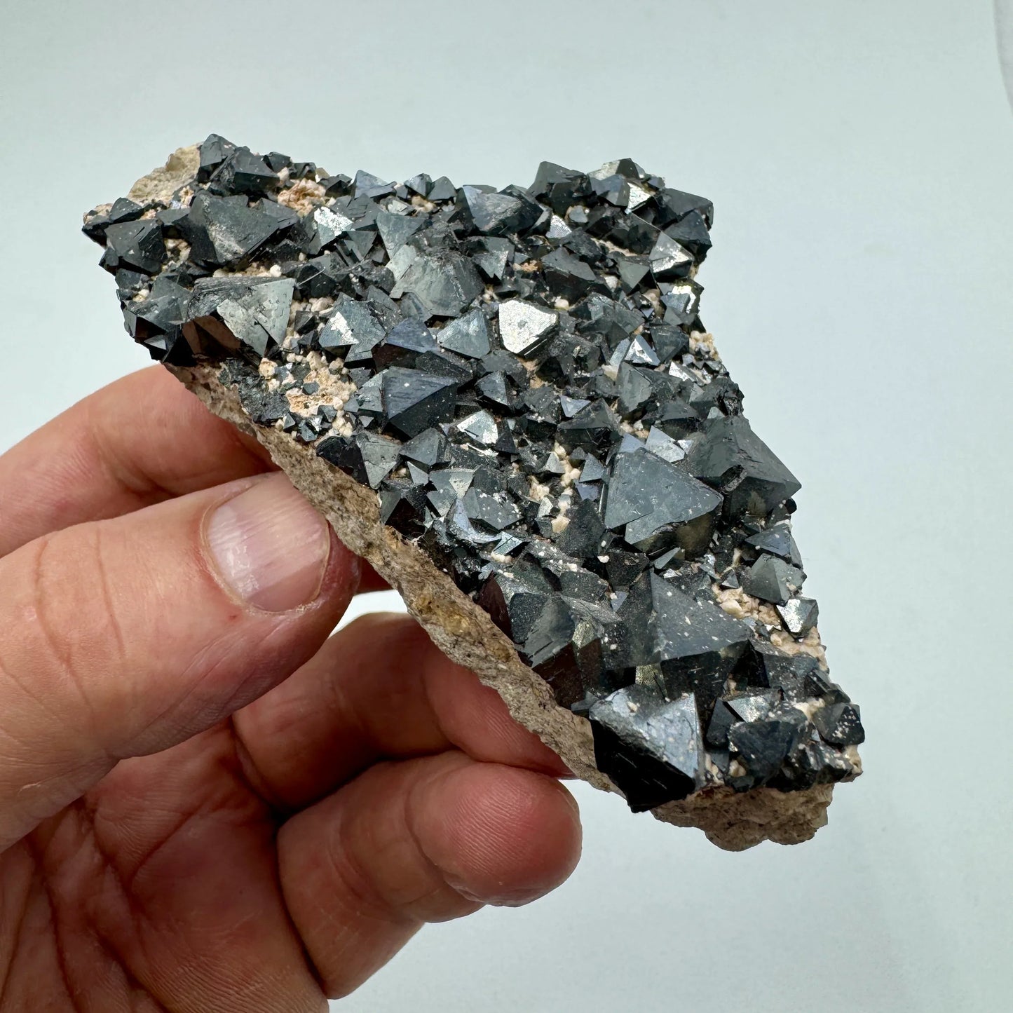 Magnetita grupo en matriz - Munay Minerales Mallorca - MUNAY MINERALES MALLORCA