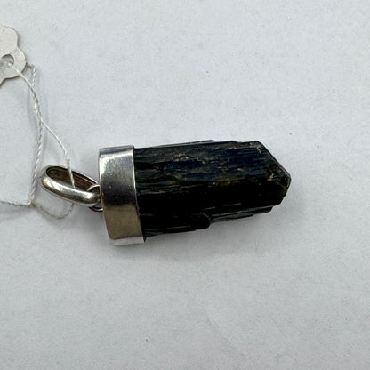 Epidota colgante en plata de ley