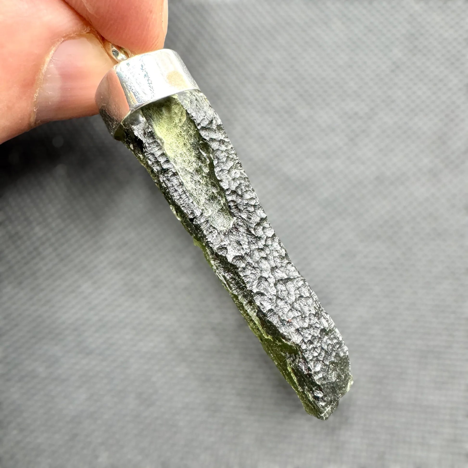 Moldavita tectita impactita colgante plata de ley - MUNAY MINERALES MALLORCA