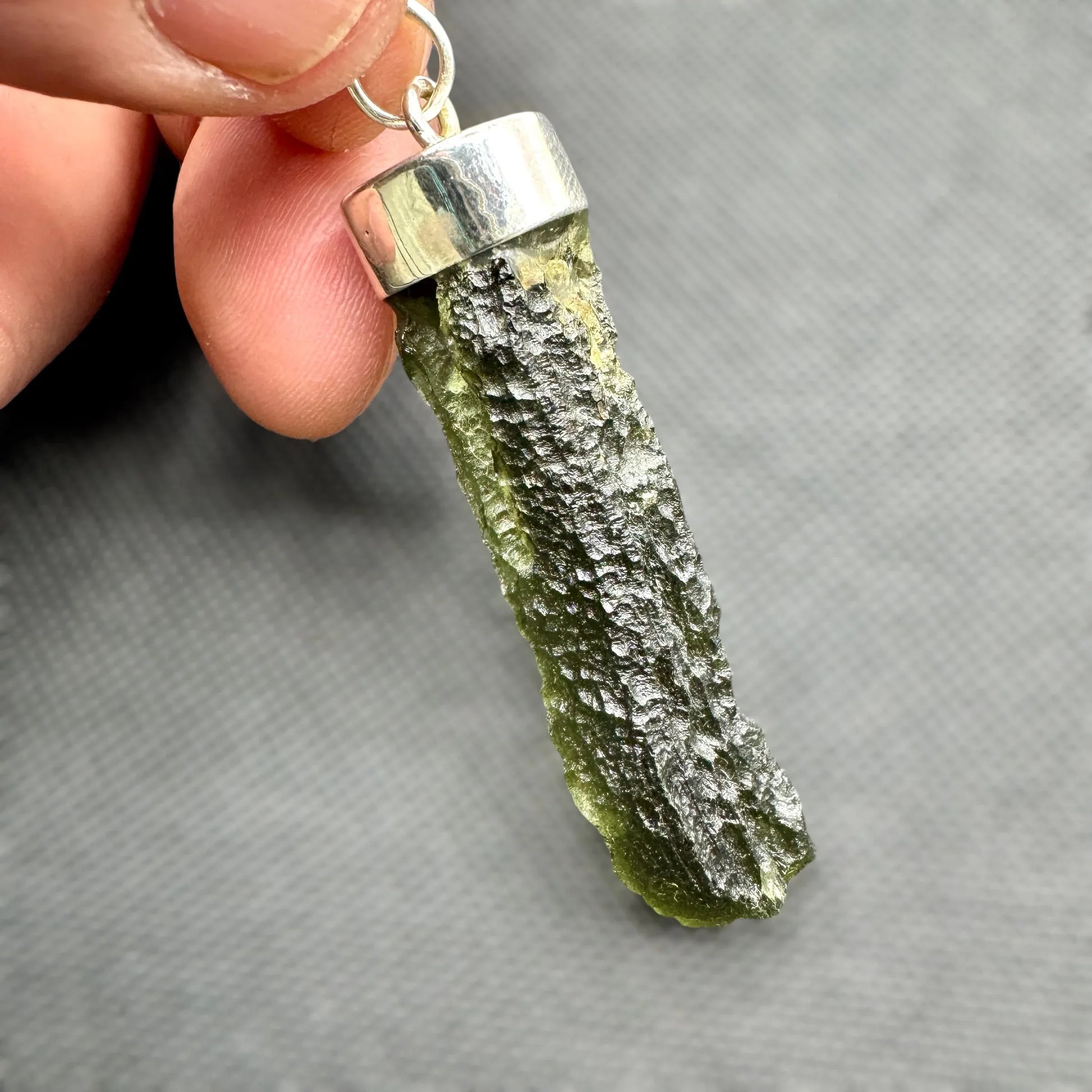 Moldavita tectita impactita colgante plata de ley - MUNAY MINERALES MALLORCA