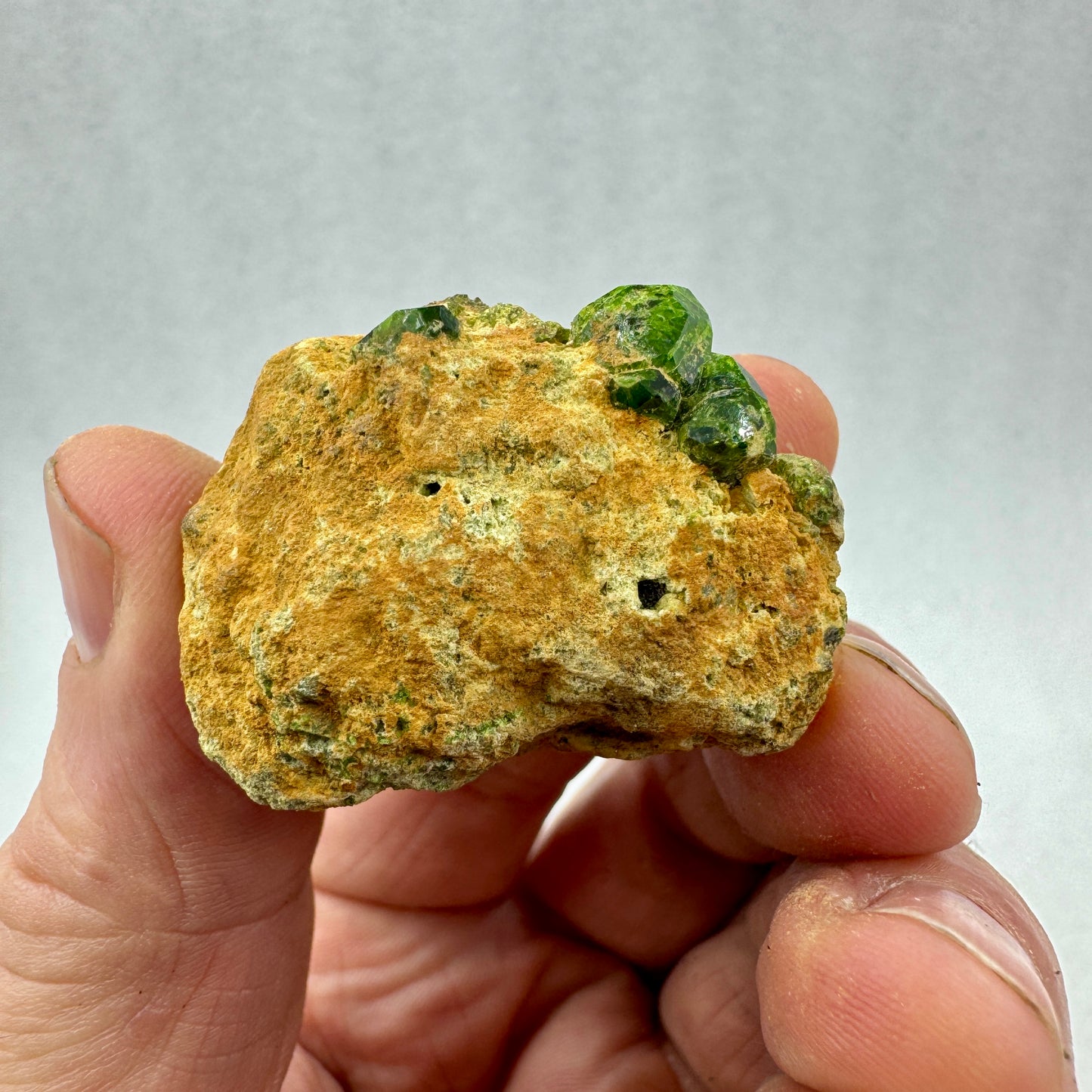 Grupo granate verde demantoide en matriz