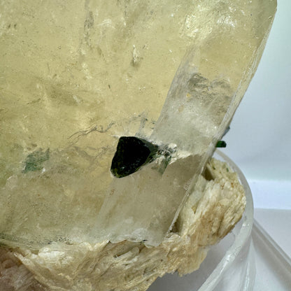 Cuarzo 8,9 kg. con turmalinas verdes y mica
