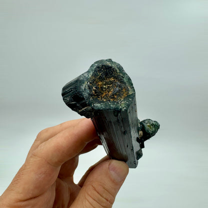 Turmalina azul y verde con mica