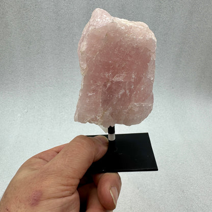 Cuarzo rosa en bruto con base metálica