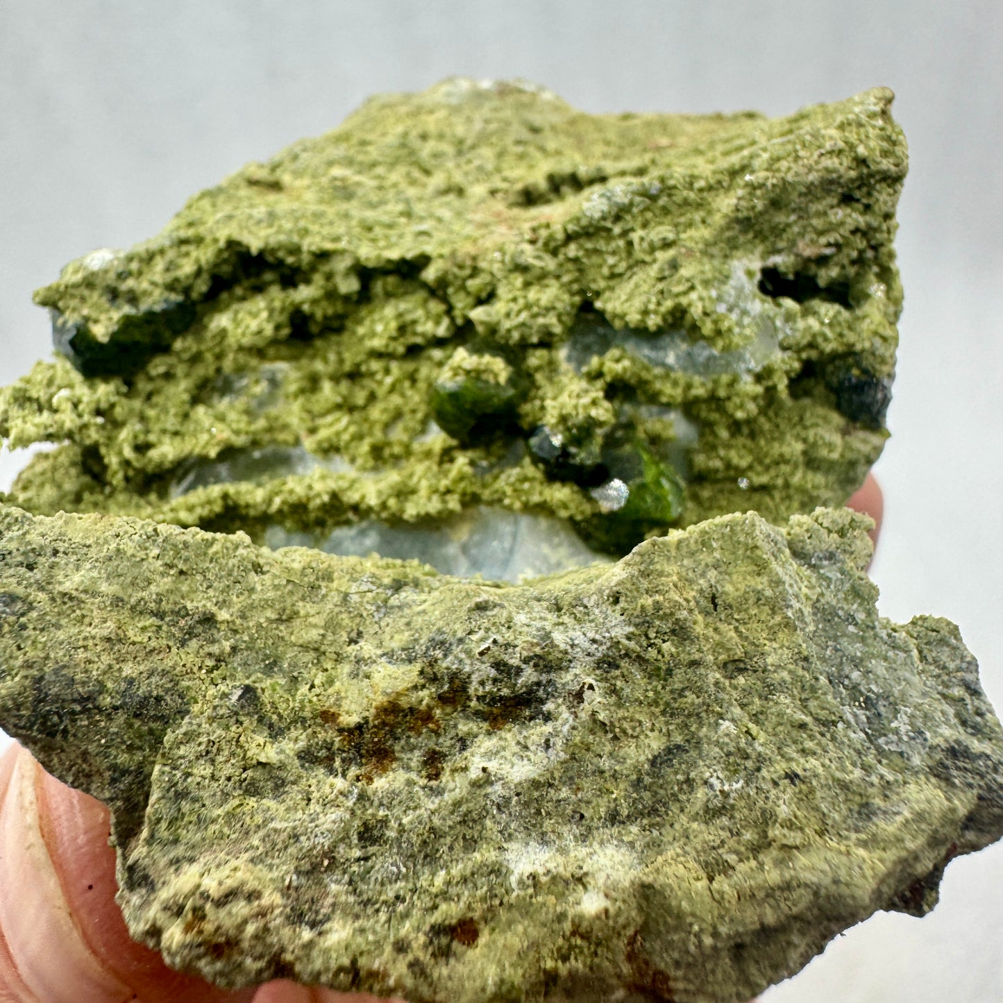 Grupo granate verde demantoide en matriz