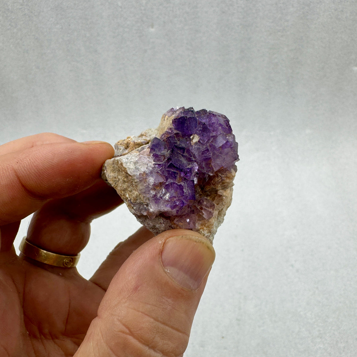 Fluorita cúbica grupo violeta púrpura Munay Minerales Mallorca